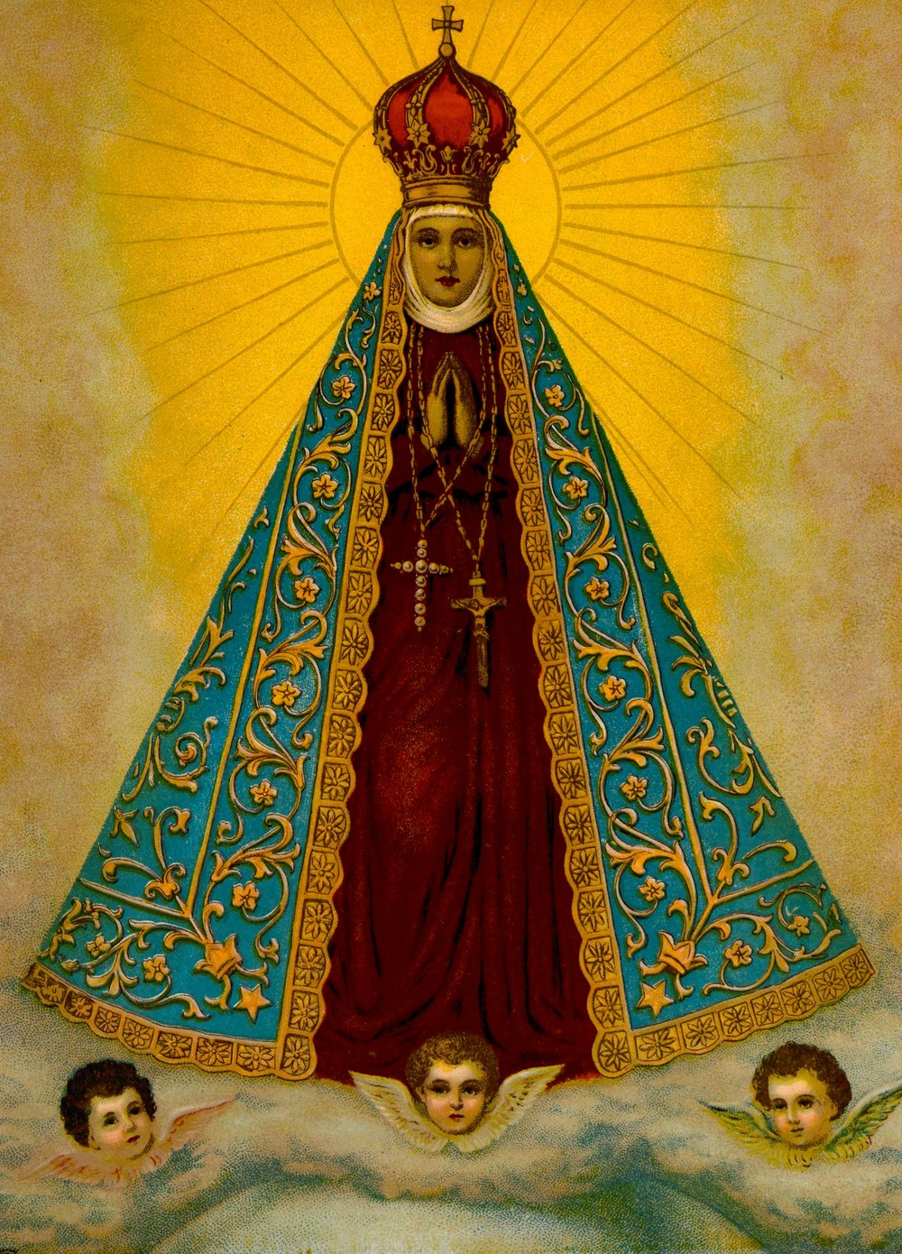Nossa Senhora Aparecida em cromolitografia antiga, com manto azul bordado, coroa e três anjos sobre as nuvens