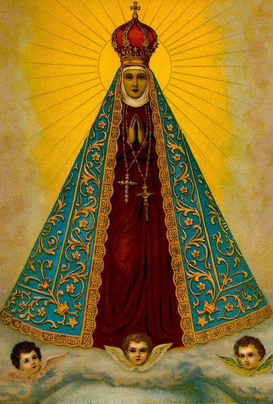Nossa Senhora Aparecida em cromolitografia antiga: a imagem de manto azul bordado e coroa, com raios dourados e três anjos sobre as nuvens