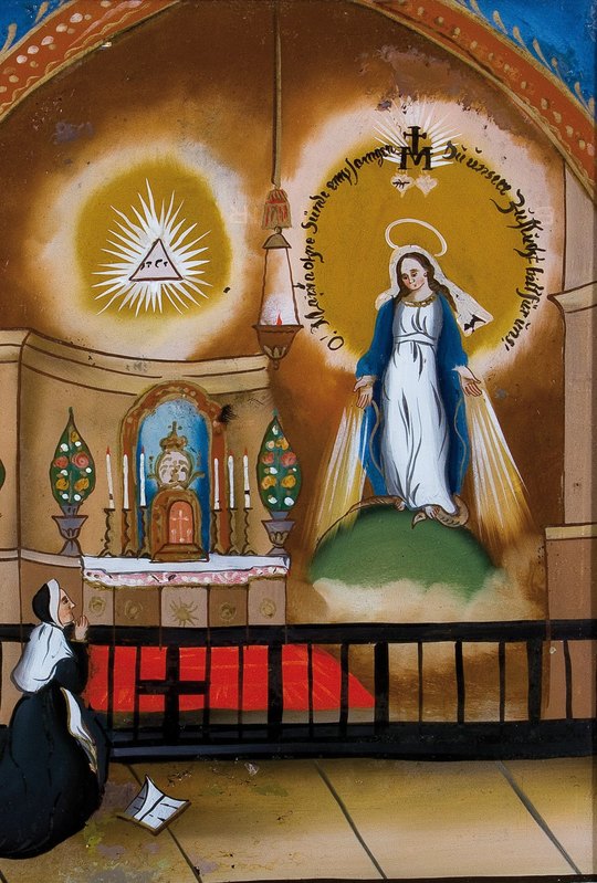 Pintura popular sob vidro: Nossa Senhora das Graças de pé sobre o globo, com raios saindo das mãos, aparece numa capela a uma irmã ajoelhada diante do altar