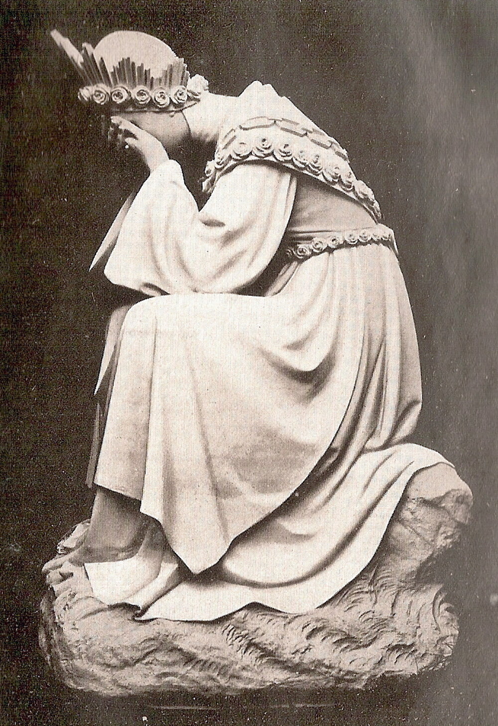 Nossa Senhora de La Salette, a Virgem sentada e chorando, o rosto entre as mãos