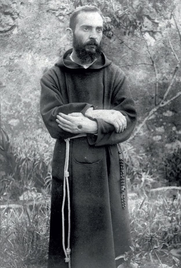 Padre Pio de Pietrelcina com as chagas nas m&atilde;os, fotografia de 1919
