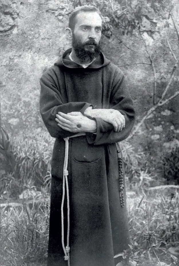 Padre Pio de Pietrelcina, fotografado em 1919
