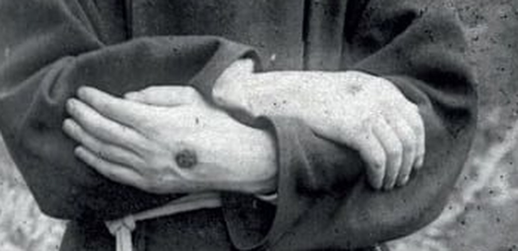 As mãos de Padre Pio, com o estigma visível