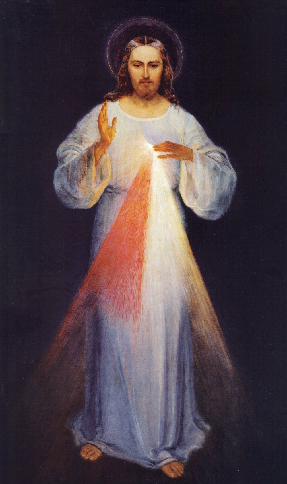 Jesus Misericordioso, pintura de Eugeniusz Kazimirowski (1934): Cristo de t&uacute;nica branca, com uma das m&atilde;os erguida e a outra sobre o peito, de onde saem dois raios, um vermelho e um p&aacute;lido