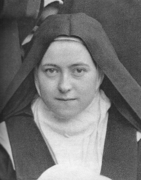Santa Teresinha do Menino Jesus, carmelita de Lisieux, em fotografia de 1895