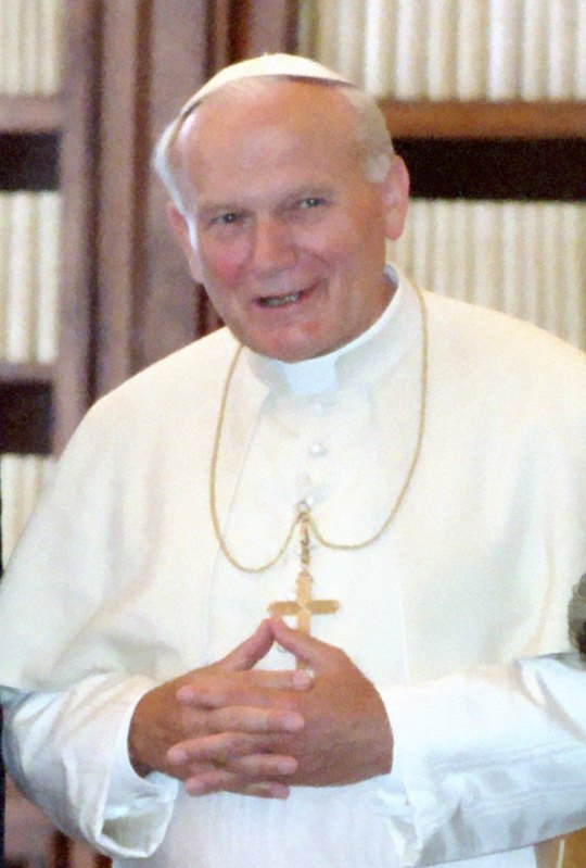 São João Paulo II sorrindo, em fotografia de 1987 na Biblioteca do Palácio Apostólico