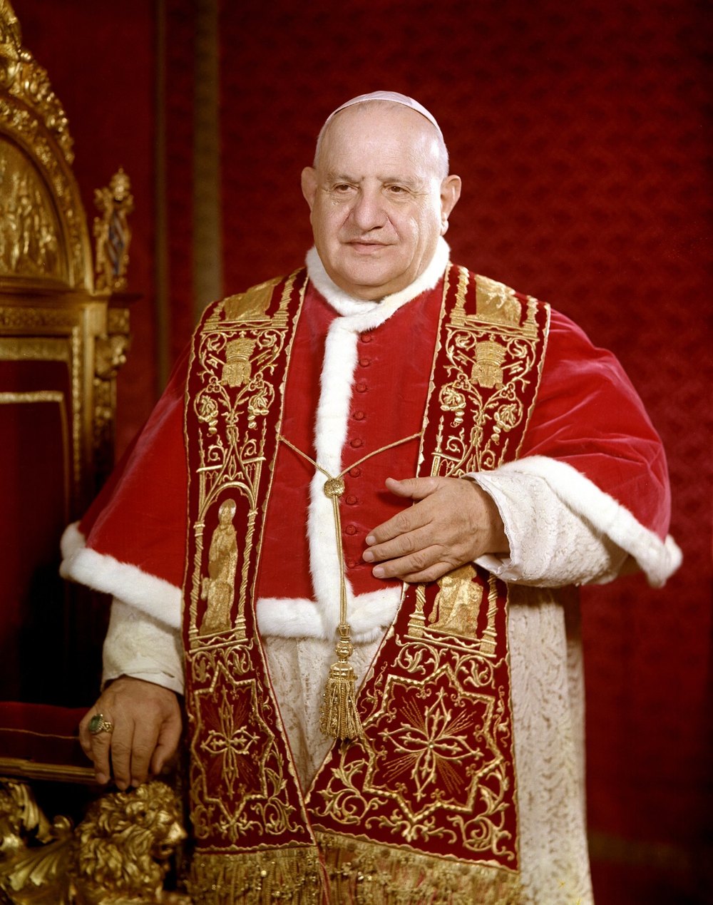 S&atilde;o Jo&atilde;o XXIII, retrato oficial em cores, com estola bordada e o trono ao fundo