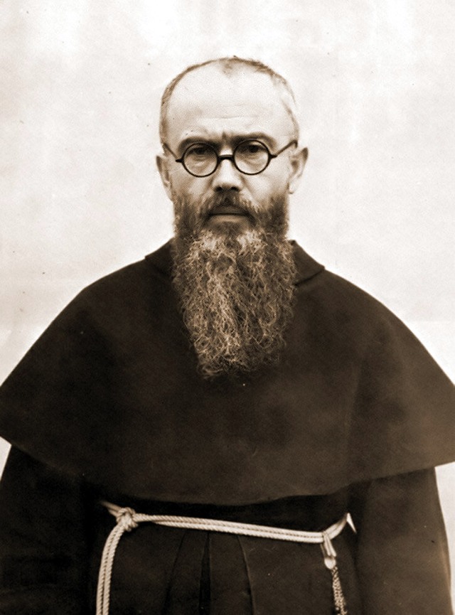 Fotografia de São Maximiliano Maria Kolbe de hábito franciscano, barba e óculos redondos